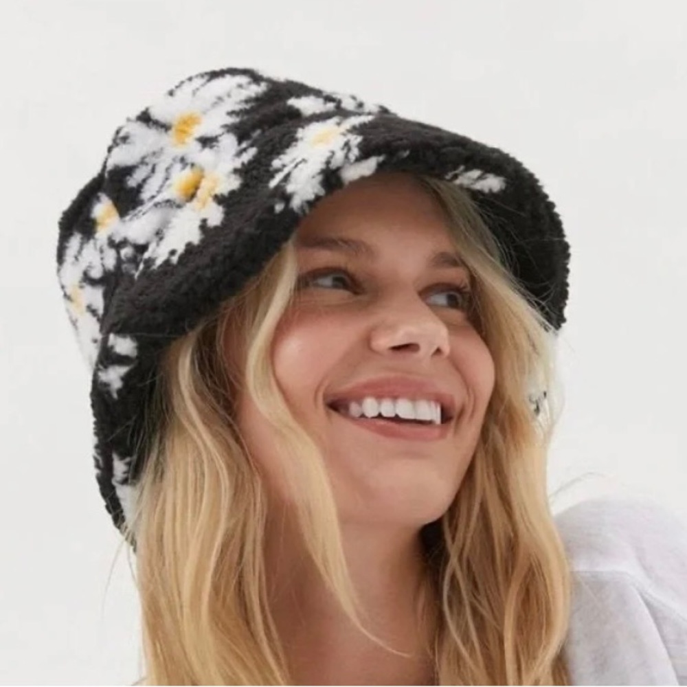 Urban outfitters Sherpa daisy bucket hat